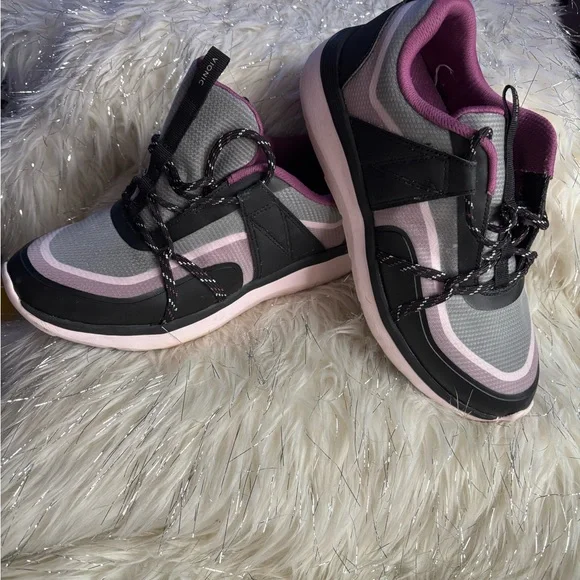 VIONIC Black and Pink Low-Top Sneakers with Rubber Sole - Picture 1 of 13
